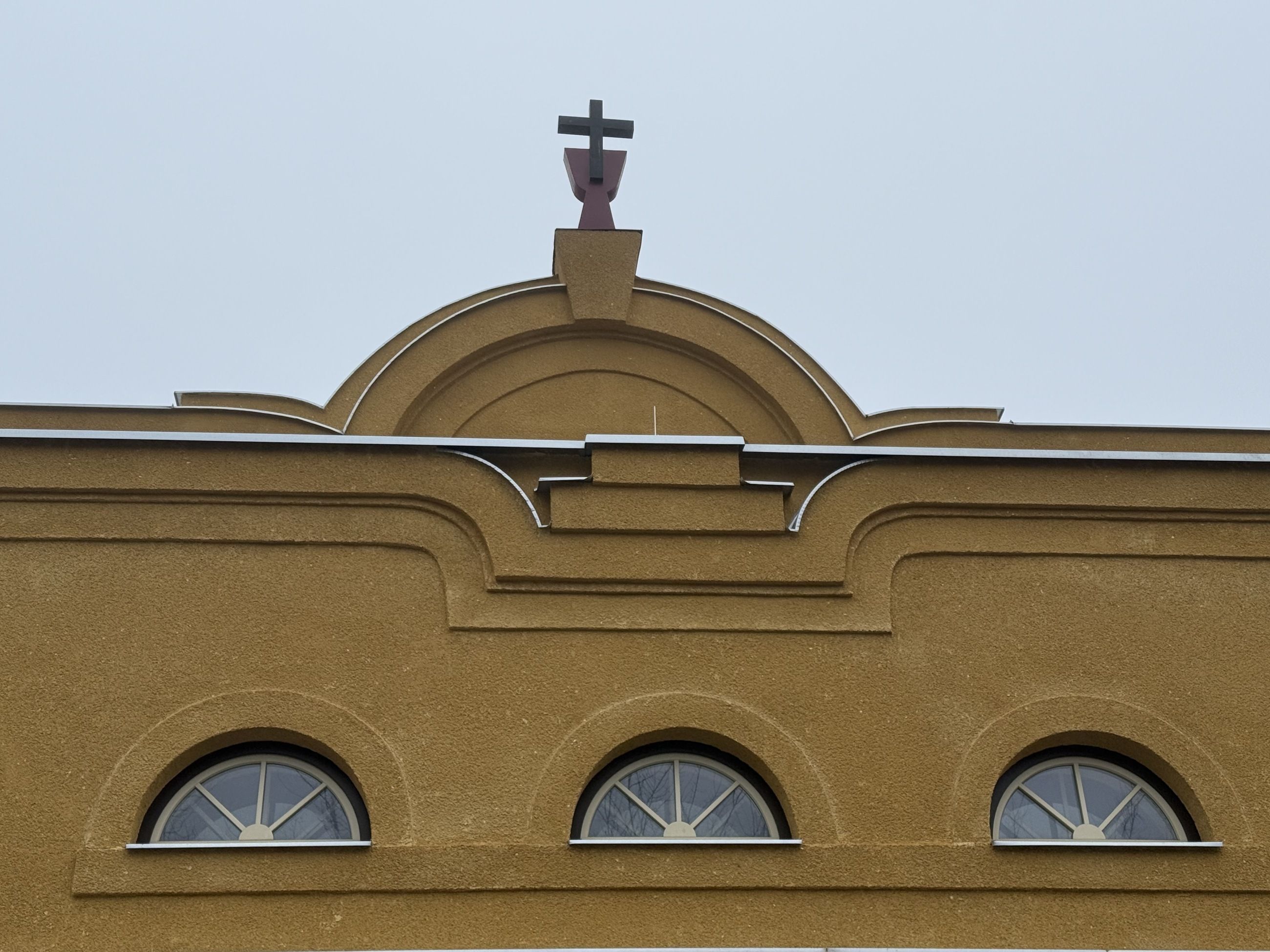 Detail rondokubistické fasády sboru CČSH známého jako Žižkostel