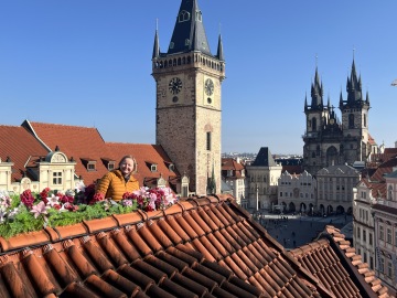 Káva s výhledem na Staroměstský orloj z terasy hotelu U Prince – zastávka na trase
