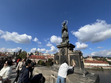 Socha svatého Jana Nepomuckého na Karlově mostě – místo strašidelné scény z knihy