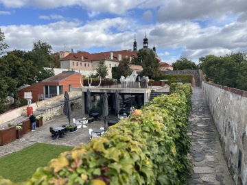 Vchod do restaurace Bastion v Praze – v knižním thrilleru vstup do tajné podzemní laboratoře