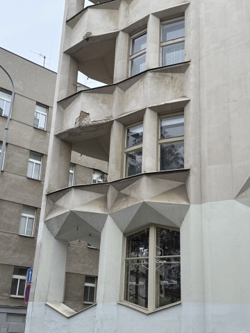 Architektonický detail lámané kubistické fasády Chocholova činžovního domu na Vyšehradě