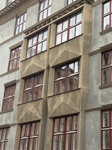 Tři kubistické poválečné Učitelské domy v ulici Elišky Krásnohorské na Josefově