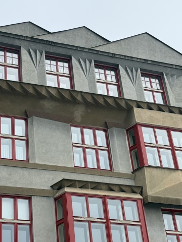 Architektonické detaily vějířů a trojúhelníků na Učitelských domech z let 1919–1921