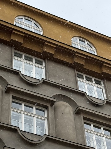 Čistá forma rondokubismu – budova od Otakara Novotného připomínající dřevěnou skládačku