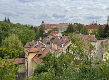 Celkový pohled z nadhledu na malebné střechy a dlážděnou uličku Nového Světa na Hradčanech