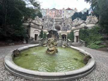 Umělá romantická krápníková jeskyně Grotta s vyhlídkovými terasami v parku Grébovka