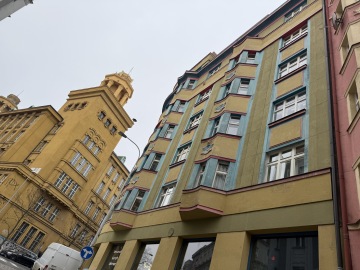 Rondokubistický Palác Akropolis a bývalý telefonní chrám vedle sebe na Žižkově