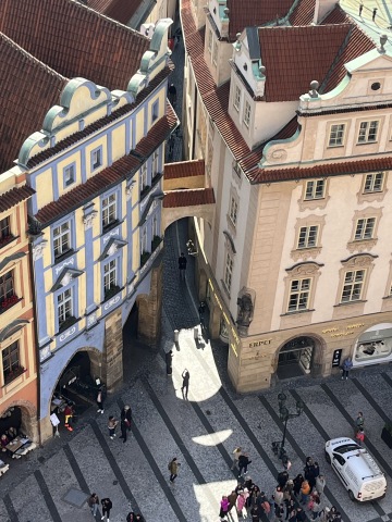 Pohled z věže Staroměstské radnice do ulic, kde podle legend (a knihy) ožívá Golem