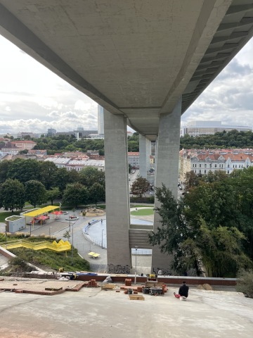 Pohled na Nuselský most zdola – trasa audiovýletu od krytu k Bastionu