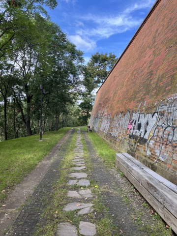 Historické opevnění v okolí Folimanky – spojení středověkých hradeb a moderního krytu