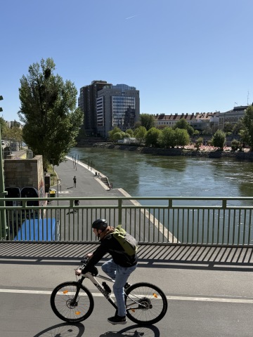 Cyklista jedoucí po moderní vídeňské náplavce podél Donaukanalu – atmosféra e-booku 3 dny ve Vídni