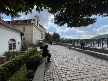 Luxusní hotel Four Seasons v Praze: skok Roberta Langdona do Vltavy v ději knihy