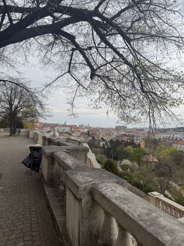 Panoramatický výhled na Prahu a Nuselské údolí od terasy Gröbeho vily v Havlíčkových sadech