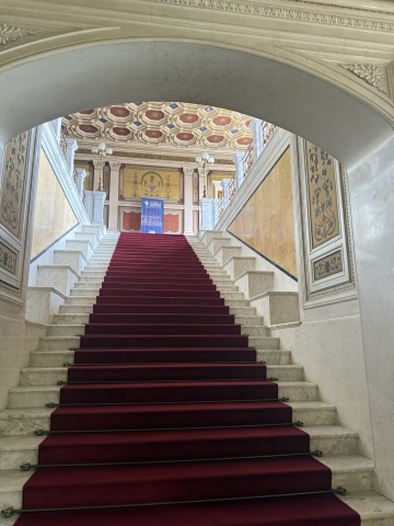 Elegantní schodiště s dekorativním zábradlím uvnitř Gröbeho vily