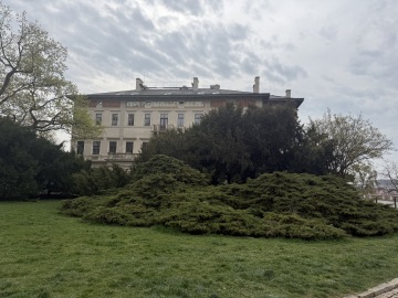 Luxusní historická neorenesanční Gröbeho vila obklopená zelení v parku Grébovka
