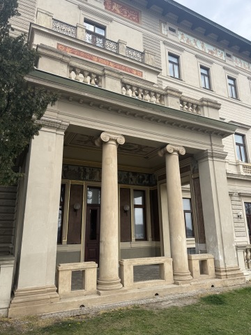 Monumentální historický vstup do neorenesanční Gröbeho vily v Havlíčkových sadech