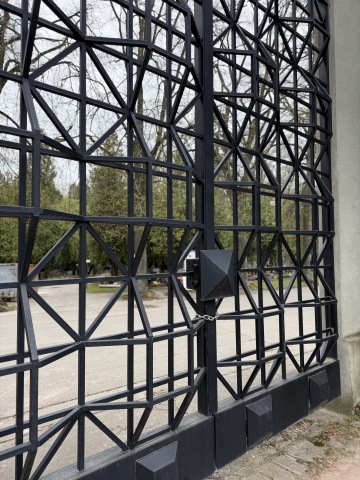 Kubistické detaily a brána Ďáblického hřbitova, světový architektonický unikát