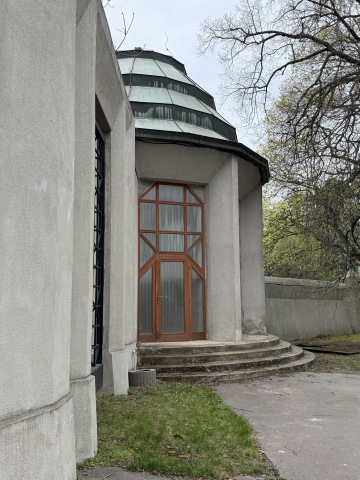 Architektura českého kubismu – unikátní hřbitovní zeď a kiosky od Vlastislava Hofmana