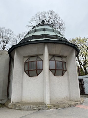 Historický kubistický kiosek u původního vstupu na Ďáblický hřbitov v Praze