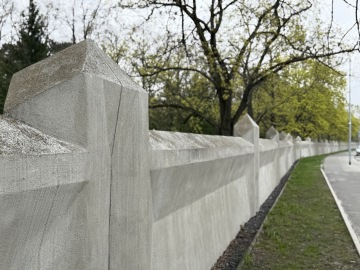Pohled na kubistickou hřbitovní zeď v Ďáblicích