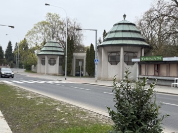 Původní kubistická kovaná brána na Ďáblickém hřbitově od architekta Vlastislava Hofmana