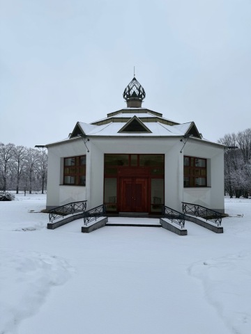 Moderní obřadní síň na Ďáblickém hřbitově navržená v kubistickém stylu Marií Švábovou