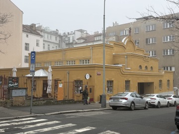 Rondokubistický Žižkostel na Náměstí Barikád v Praze – Husův sbor Jana Žižky