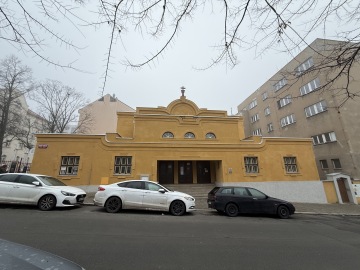 Fasáda Husova sboru na Žižkově v národním rondokubistickém slohu