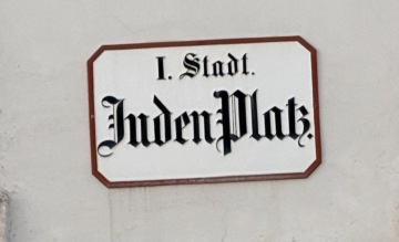 Historické náměstí Judenplatz a památník v židovské čtvrti ve Vídni – závěr třídenního výletu