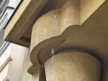 Detail národního slohu a rytmického členění fasády domu učitelského družstva