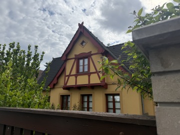Plastické arkýře a dekorativní štíty na domech v Kolonii Domov kousek za Ohradou