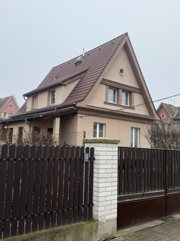 Geometrické prvky rondokubismu na fasádách domů v kolonii Svobody u zastávky Průběžná