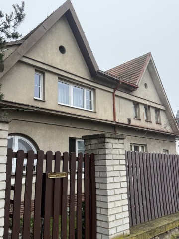 Typický dvojdomek v Kolonii Svobody mezi ulicemi Na Vrších a Pod Altánem