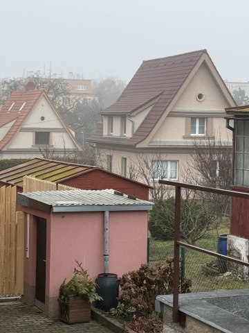 Průčelí samostatného rondokubistického domku v historické kolonii ve Strašnicích