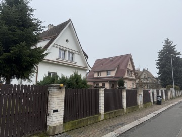 Pohled do uličky s řadovými domky v dělnické kolonii Svobody z roku 1924