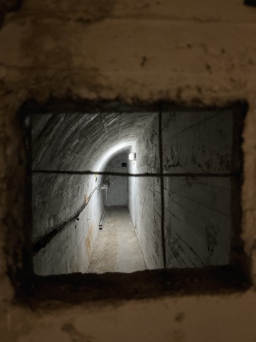 Průhled do ošetřovny nebo zázemí krytu Folimanka – detaily civilní ochrany