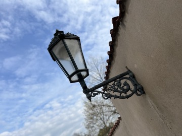 Detail historické plynové lampy v tiché a křivolaké uličce na Novém Světě