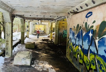 Opuštěný nacistický cínový důl Sauersack Rolava na Karlovarsku v zimě pod sněhem