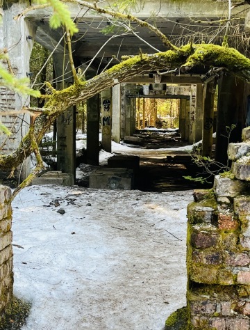 Zimní urbex fotografie z bývalé úpravny rudy v opuštěném dole Sauersack