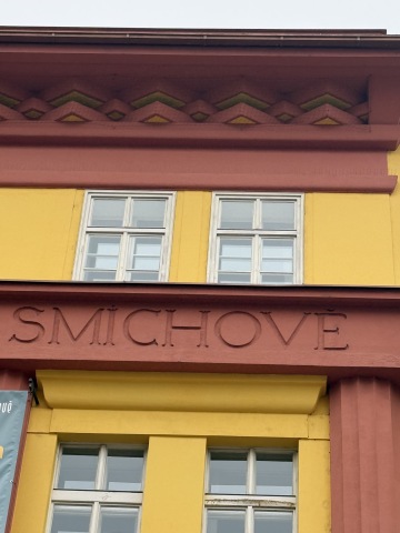 Barevné kubistické průčelí Švandova divadla na Smíchově od architekta Ladislava Machoně