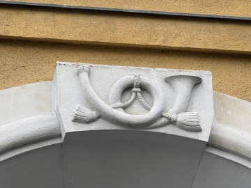 detail rondokubistické fasády na budově bývalé telefonní ústředny na Žižkově