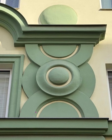 Detail zeleného rondokubistického štukování na fasádě domu od architekta Františka Kofroně