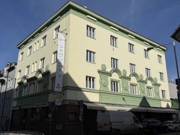 Rohový činžovní dům s rondokubistickou fasádou a restaurací v ulici Magistrů v Nuslích
