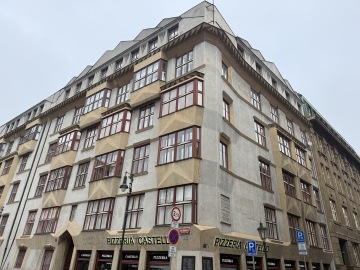 Pohled na netradiční dvojbarevnost fasády pozdního kubismu za hotelem Intercontinental