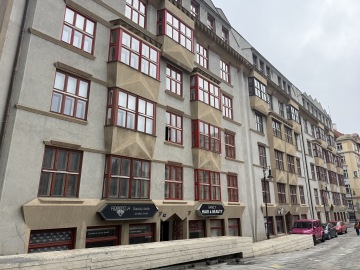 Architektonické detaily vějířů a trojúhelníků na Učitelských domech z let 1919–1921