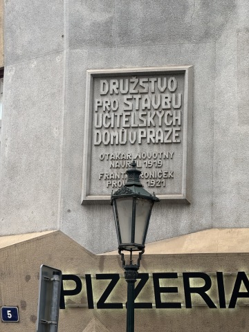 Pozdní kubismus v Praze – fasáda Učitelských domů od architekta Otakara Novotného