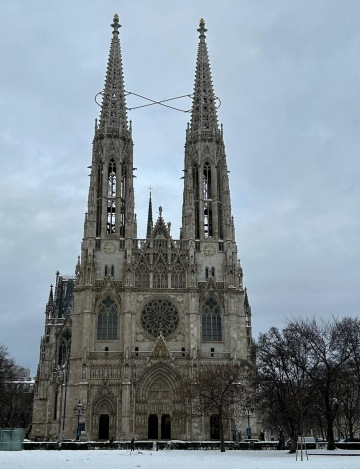 Novogotický kostel Votivkirche ve Vídni osvětlený večerní světelnou show – netradiční tip z e-booku 3 dny ve Vídni