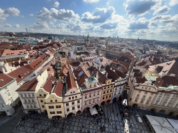 Pohled na střechy staré Prahy z věže Staroměstské radnice – tipy k výletu