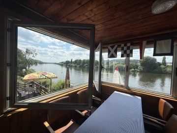 Historický dřevěný stůl v klubovně Českého Yacht Klubu u kterého seděli herci ve filmu Vrchní, prchni!