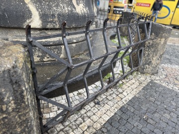 Detail černého kovového zábradlí v čistém stylu kubismu od architekta Josefa Chochola v Praze